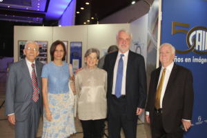 Alberto Arteaga, Sary Levy, Teresa Albánez, Laszlo Beke y pastor Samuel Olson