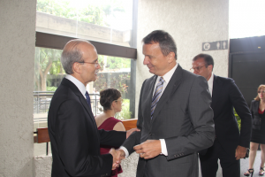 Saúl Levine y Didier Chassot, jefe de misión de la embajada de Suiza
