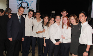 Grupo de estudiantes del Colegio Moral y Luces “Herzl-Bialik”, junto a Daniel Benhamou, presidente de la AIV y del Vaad Hakehilot, y Eunice Witschi