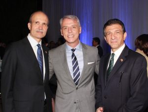 Saúl Levine; Eduardo Poretti, encargado de negocios de Argentina; y Miguel Truzman